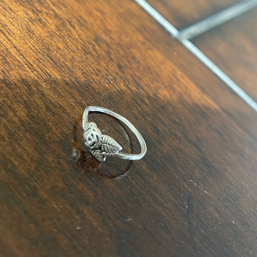 SOLD. Delicate Vintage Sterling Silver Ring size 7